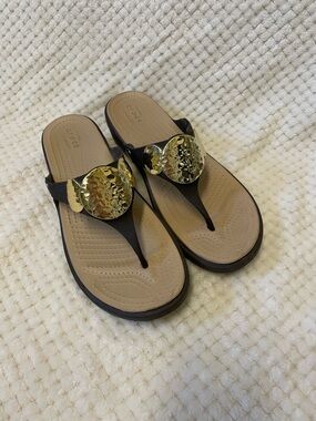 CROCS Sanrah brown wedge gold medallion thong sandals size 10